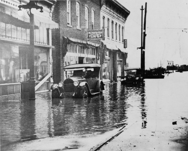 mississippi river flood of 1927. Riverfront - 1927 flood